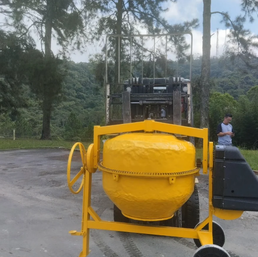 Betoneira amarela em área externa