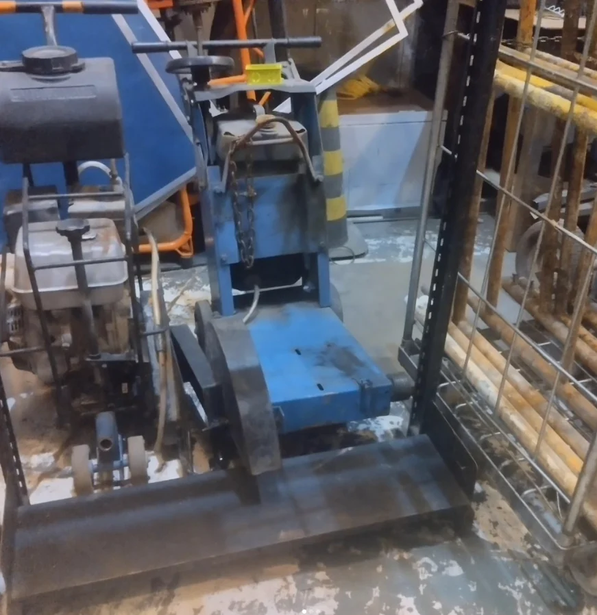 Equipamento azul preparado para uso na oficina